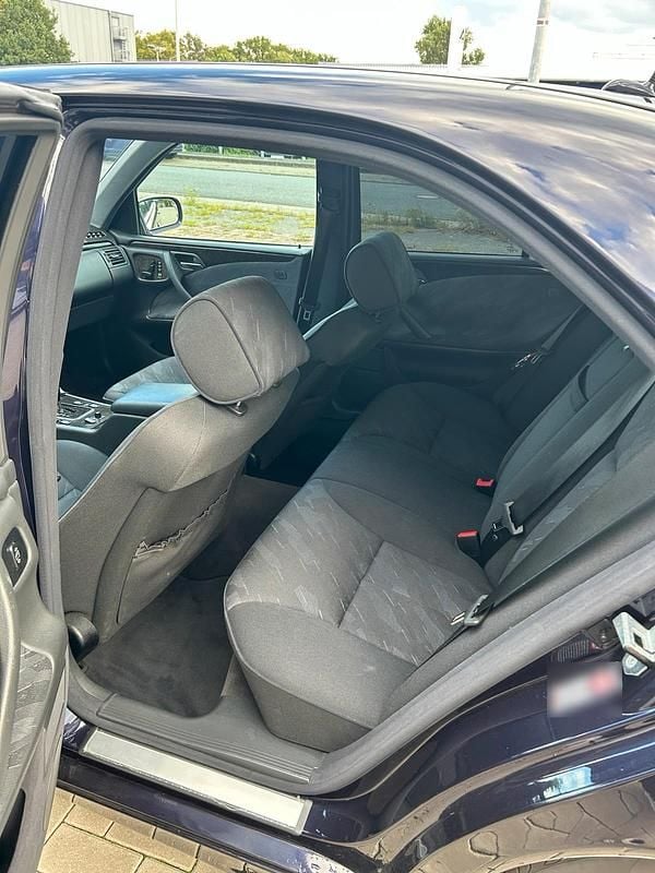 Gebraucht Mercedes E270 170 PS (125 kW) 2001 Violet Limousine
