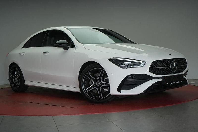 Weiß Gebraucht 2025 Mercedes CLA200 AMG Limousine | 36.990 € (Fairer Preis) - Bild 1/4