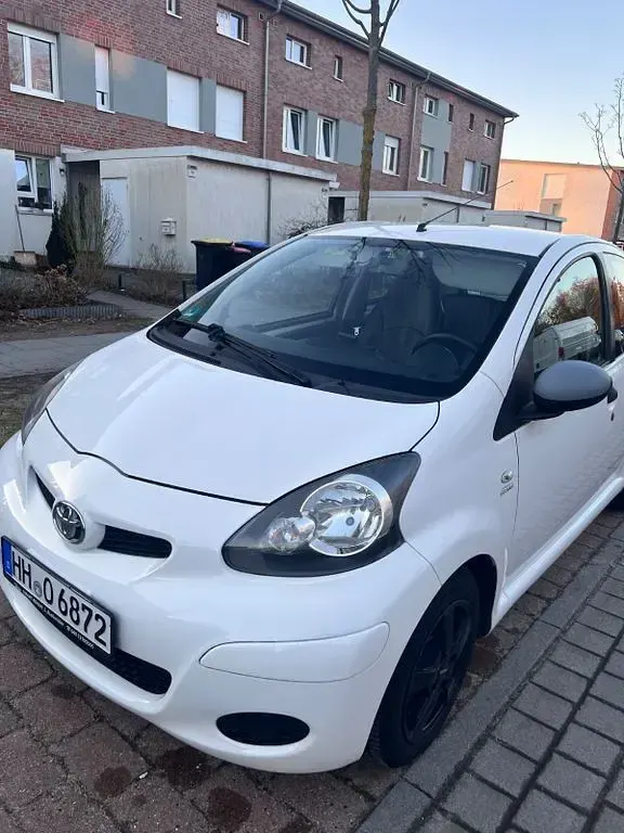 Gebraucht Toyota Aygo 69 PS (50 kW) 2010 Weiß Kleinwagen