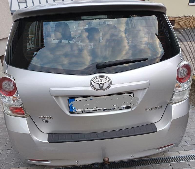 Gebraucht Toyota Verso Edition 132 PS (97 kW) 2011 Silber Van / Kleinbus