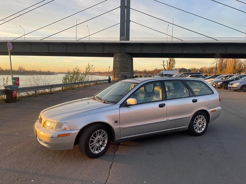 Silber Gebraucht 2004 Volvo V40 Kombi | 1.200 € (Fairer Preis) - Bild 1/4