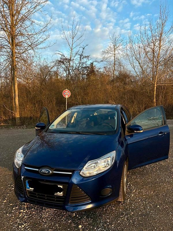 Gebraucht Ford Focus Trend 101 PS (74 kW) 2014 Blau Limousine