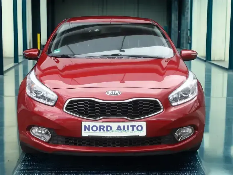 Gebraucht Kia Ceed Style 135 PS (99 kW) 2014 Rot Kleinwagen