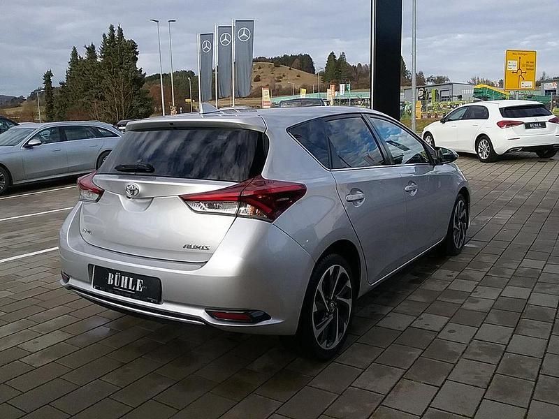 Gebraucht Toyota Auris Comfort 99 PS (72 kW) 2015 Silver metallic Limousine