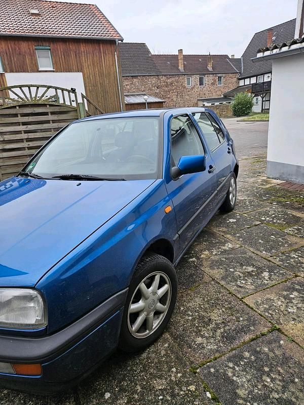 Blau Gebraucht 1995 VW Golf III Kleinwagen | 2.450 € - Bild 1/4
