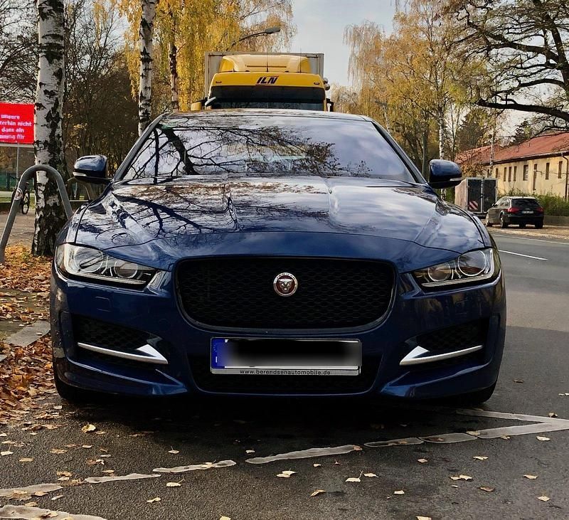 Blau Gebraucht 2015 Jaguar XE R-Sport Limousine | 19.899 € (Fairer Preis) - Bild 1/4