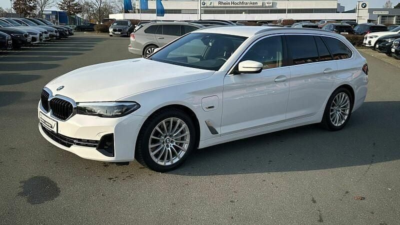 Gebraucht BMW 530e 184 PS (135 kW) 2022 Alpinweiss Kombi