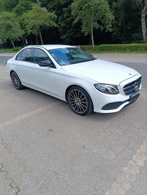 Weiß Gebraucht 2019 Mercedes E200 Avantgarde Limousine | 26.300 € (Fairer Preis) - Bild 1/4