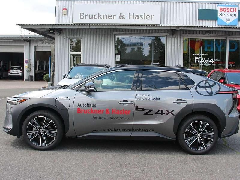 Gebraucht Toyota bZ4X Comfort 160 kW (218 PS) 2023 Palladium / dach schwarz (metallic) SUV