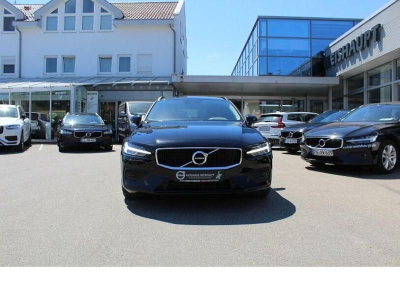 Gebraucht Volvo V60 Momentum 197 PS (144 kW) 2022 Black solid / solid Kombi
