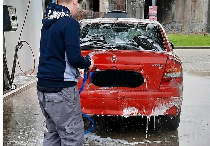 Rot Gebraucht 2001 Opel Astra Limousine | 1.500 € (Guter Preis) - Bild 1/4