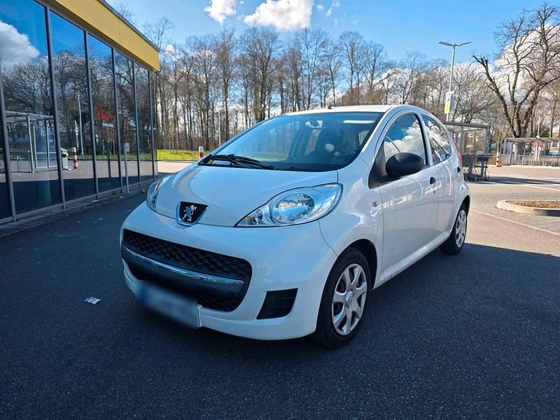 Gebraucht Peugeot 107 68 PS (50 kW) 2010 Weiß Kleinwagen