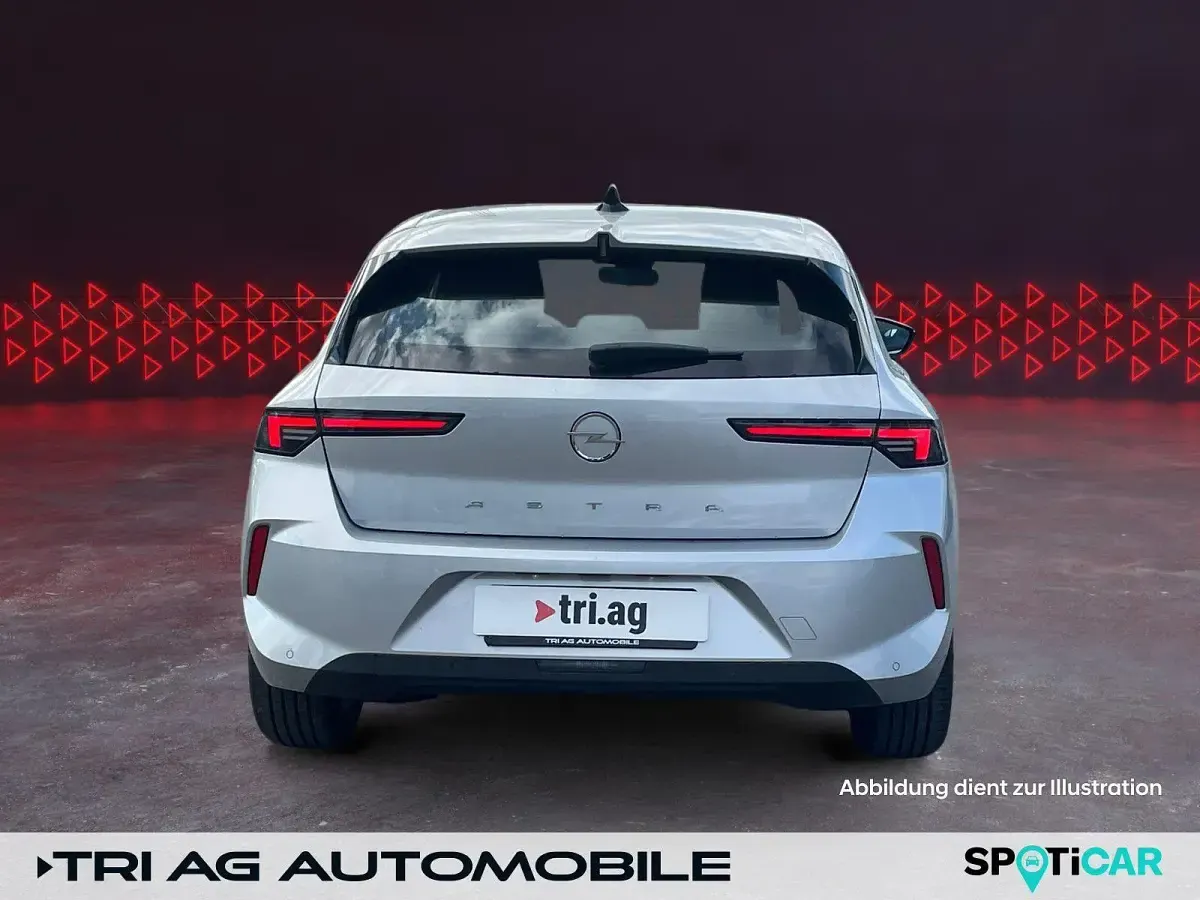 Używany Opel Astra Edition 131 KM (96 kW) 2025 Srebrny Sedan/Limuzyna