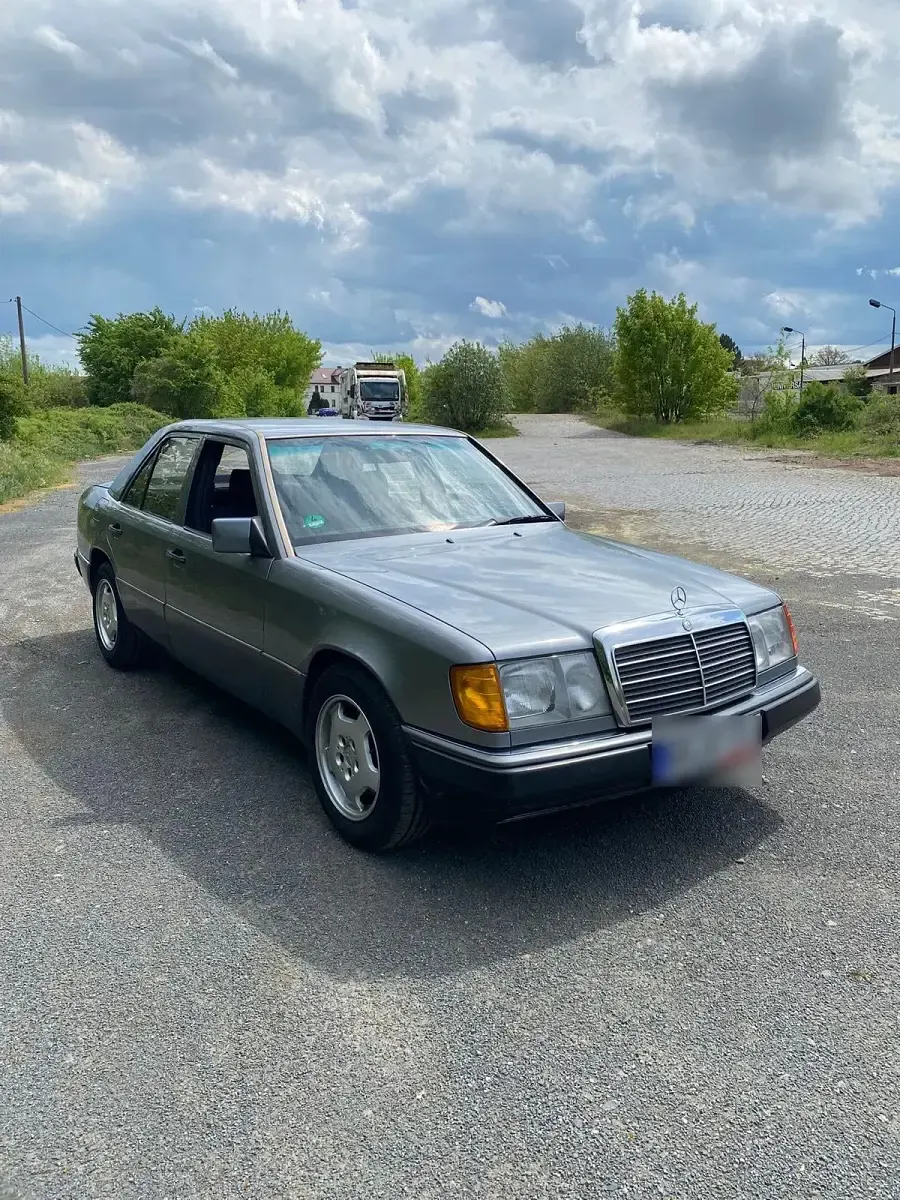 Gebraucht Mercedes E220 150 PS (110 kW) 1993 Grau Limousine