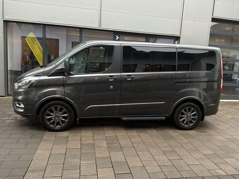 Magnetic graumetallic Gebraucht 2023 Ford Tourneo Titanium X Van / Kleinbus | 40.950 € (Guter Preis) - Bild 1/4