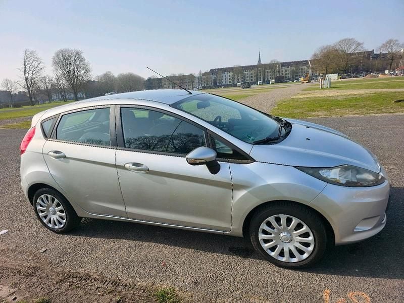 Gebraucht Ford Fiesta 95 PS (69 kW) 2010 Silber Kleinwagen