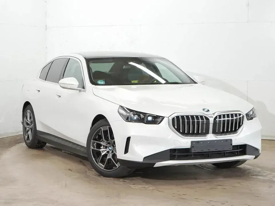 Gebraucht BMW 530e Sport Line 299 PS (219 kW) 2025 Weiß Limousine