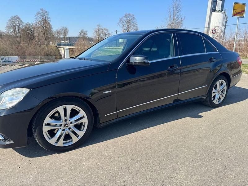 Gebraucht Mercedes E220 Avantgarde 170 PS (125 kW) 2009 Schwarz Limousine