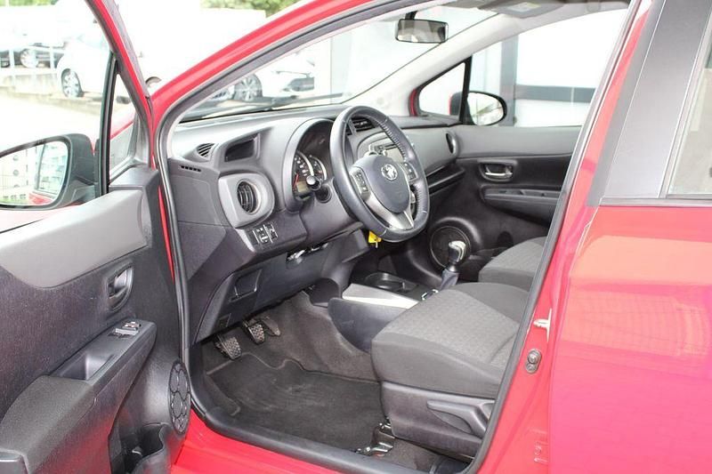 Gebraucht Toyota Yaris Edition 69 PS (50 kW) 2014 Rot Limousine