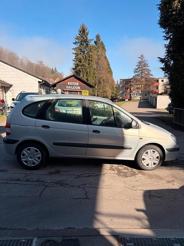 Gebraucht Renault Scénic 113 PS (83 kW) 2003 Silber Van / Kleinbus