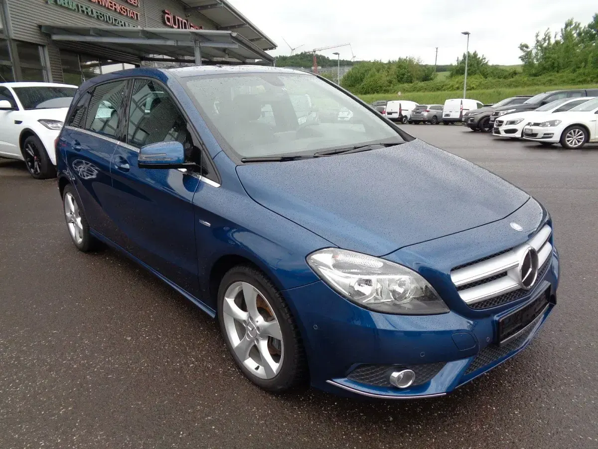 Gebraucht Mercedes B180 122 PS (89 kW) 2012 Blau Van / Kleinbus