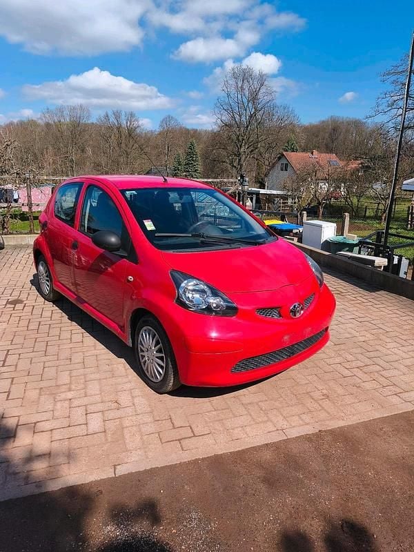 Gebraucht Toyota Aygo 67 PS (49 kW) 2006 Rot Kleinwagen