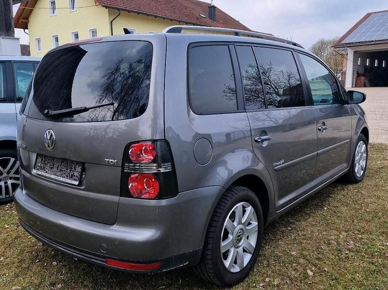 Gebraucht VW Touran 105 PS (77 kW) 2010 Braun Van / Kleinbus