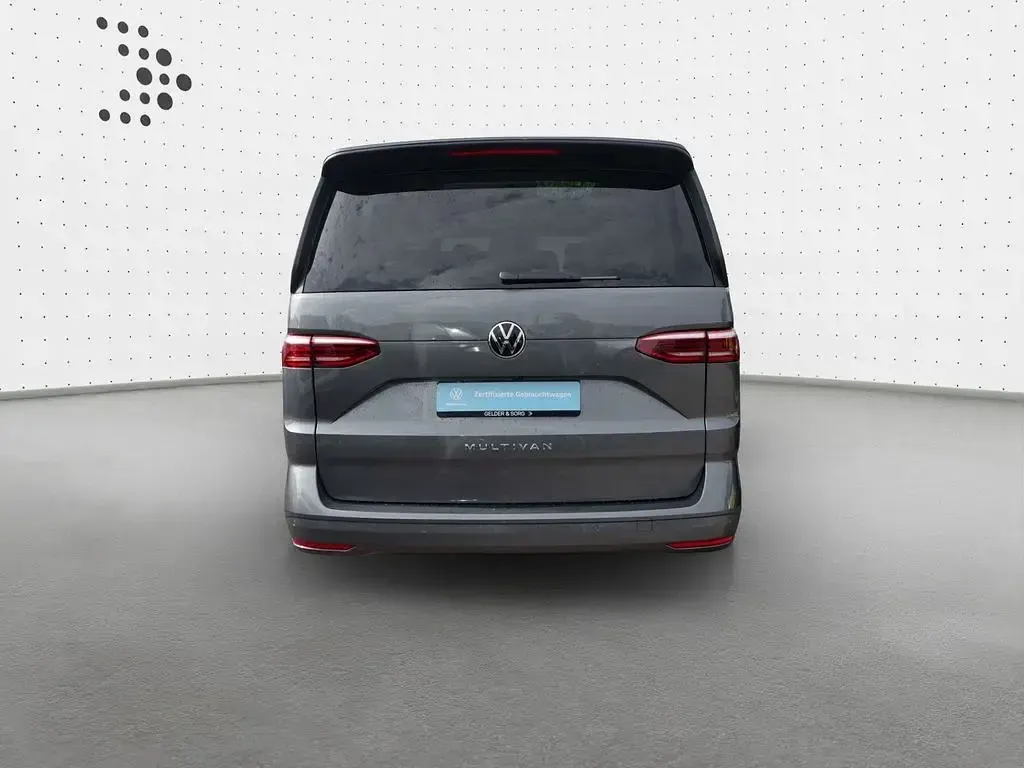 Second-hand VW Multivan Life 150 CP (110 kW) 2024 Gri Monovolum