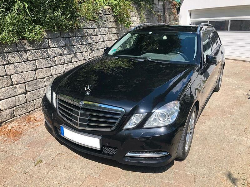 Schwarz Gebraucht 2011 Mercedes E250 Avantgarde Limousine | 6.300 € (Fairer Preis) - Bild 1/4