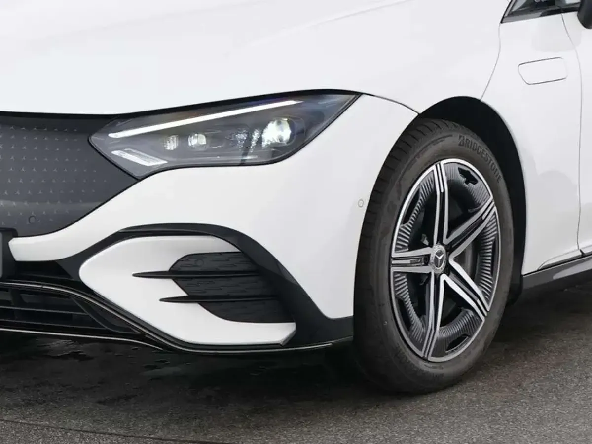 Gebraucht Mercedes EQE300 AMG 194 kW (265 PS) 2025 Weiß Limousine
