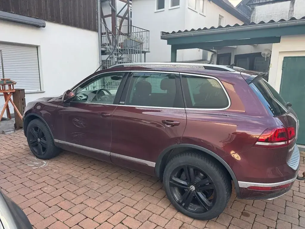 Używany VW Touareg Executive 262 KM (192 kW) 2017 Czerwony SUV