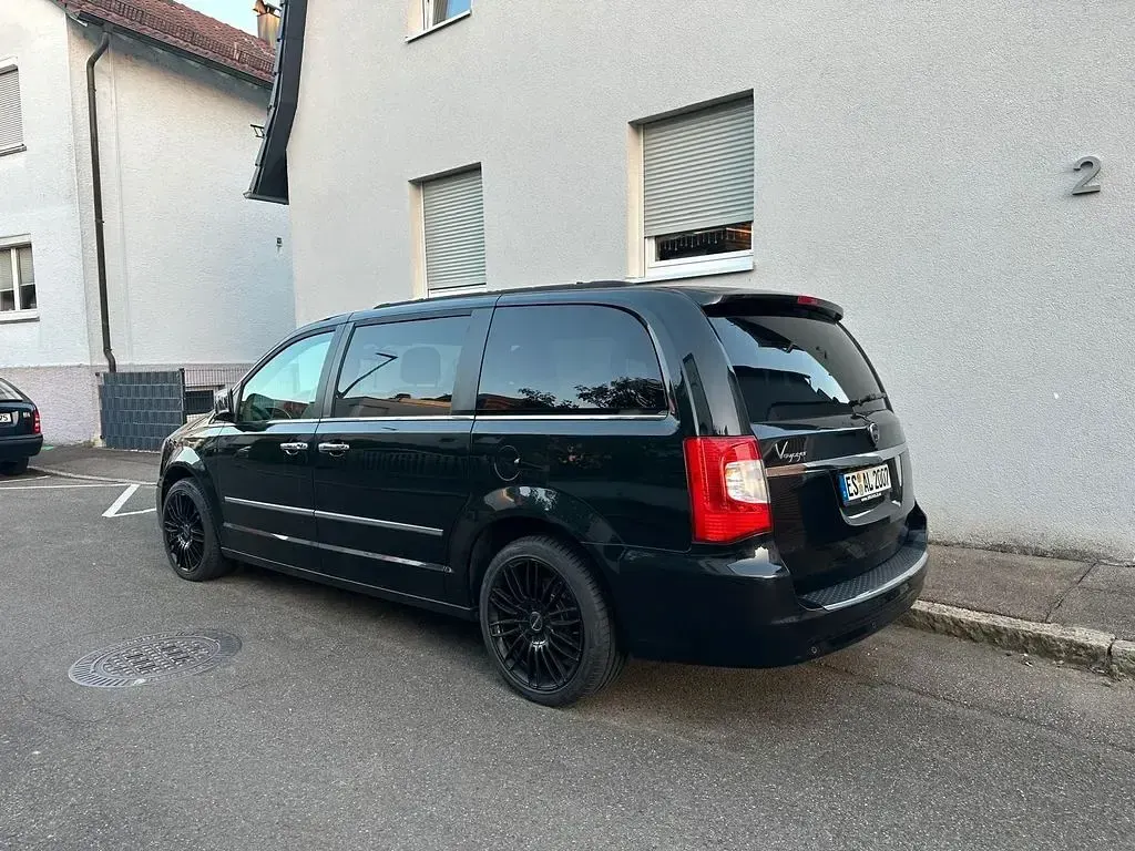 Usata Lancia Voyager Platinum 178 CV (130 kW) 2012 Nero Monovolume