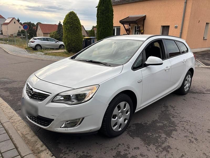 Weiß Gebraucht 2011 Opel Astra Kombi | 3.499 € (Superpreis) - Bild 1/4