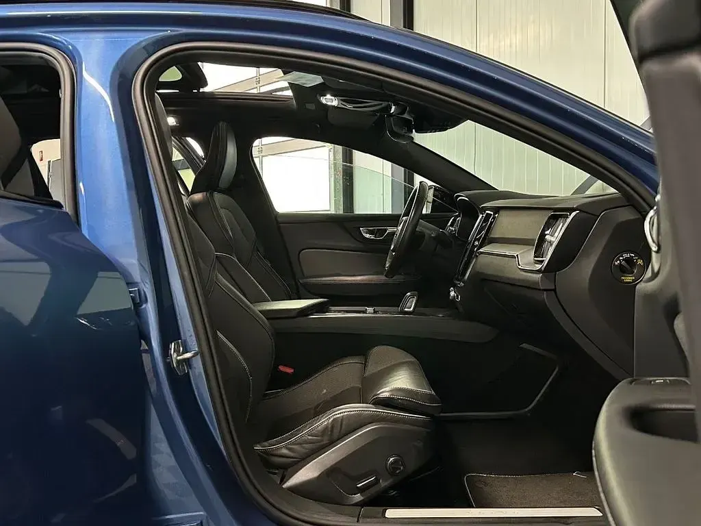 Gebraucht Volvo V60 R-Design 163 PS (119 kW) 2020 Blau Kombi
