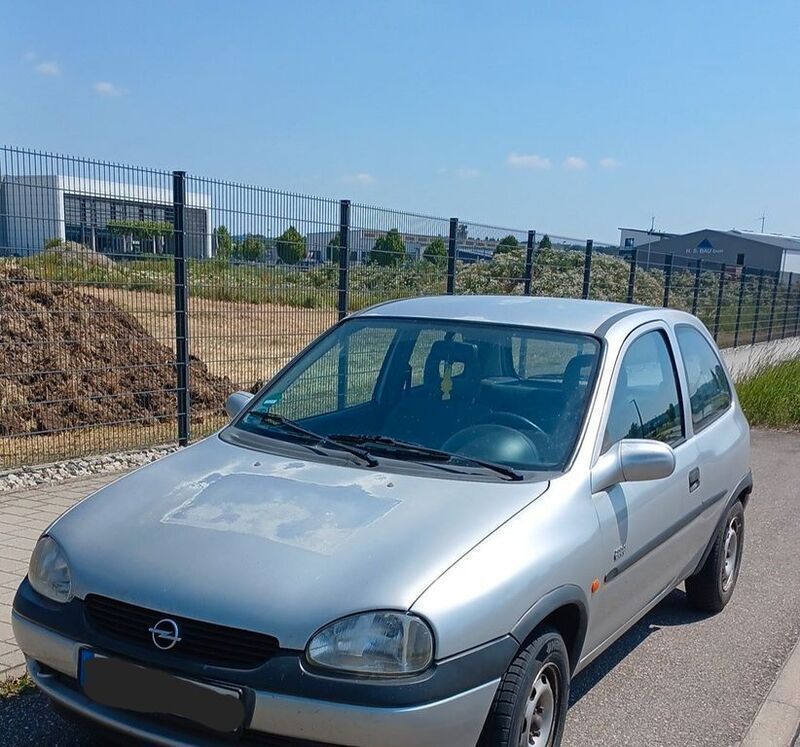Grau Gebraucht 2000 Opel Corsa Limousine | 1.150 € (Fairer Preis) - Bild 1/4