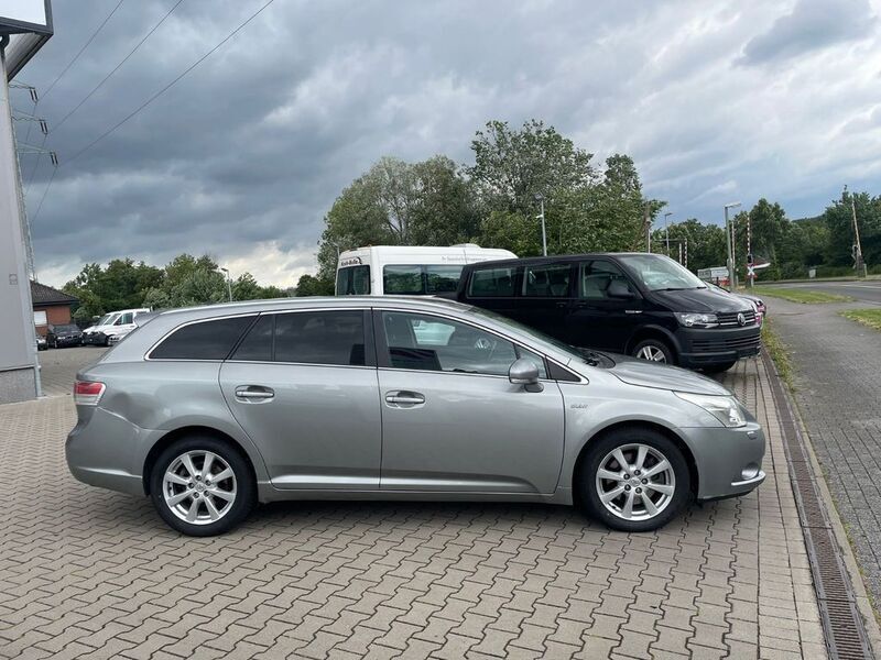 Gebraucht Toyota Avensis Executive 150 PS (110 kW) 2010 Silber Kombi