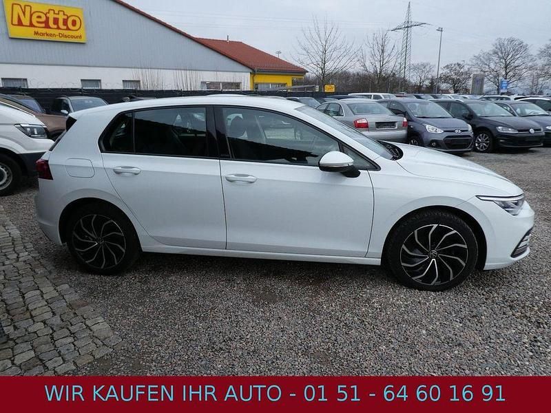 Gebraucht VW Golf VIII Active 150 PS (110 kW) 2021 Weiß Limousine