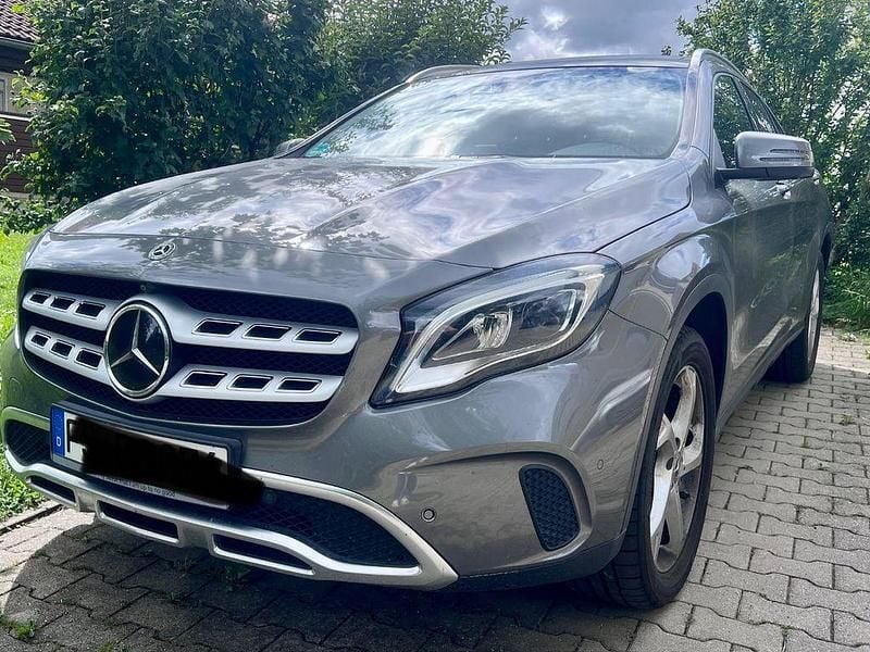Grau Gebraucht 2018 Mercedes GLA220 SUV | 22.990 € (Fairer Preis) - Bild 1/4