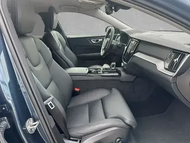 Gebraucht Volvo V60 Plus 455 PS (334 kW) 2025 Denim blue Kombi