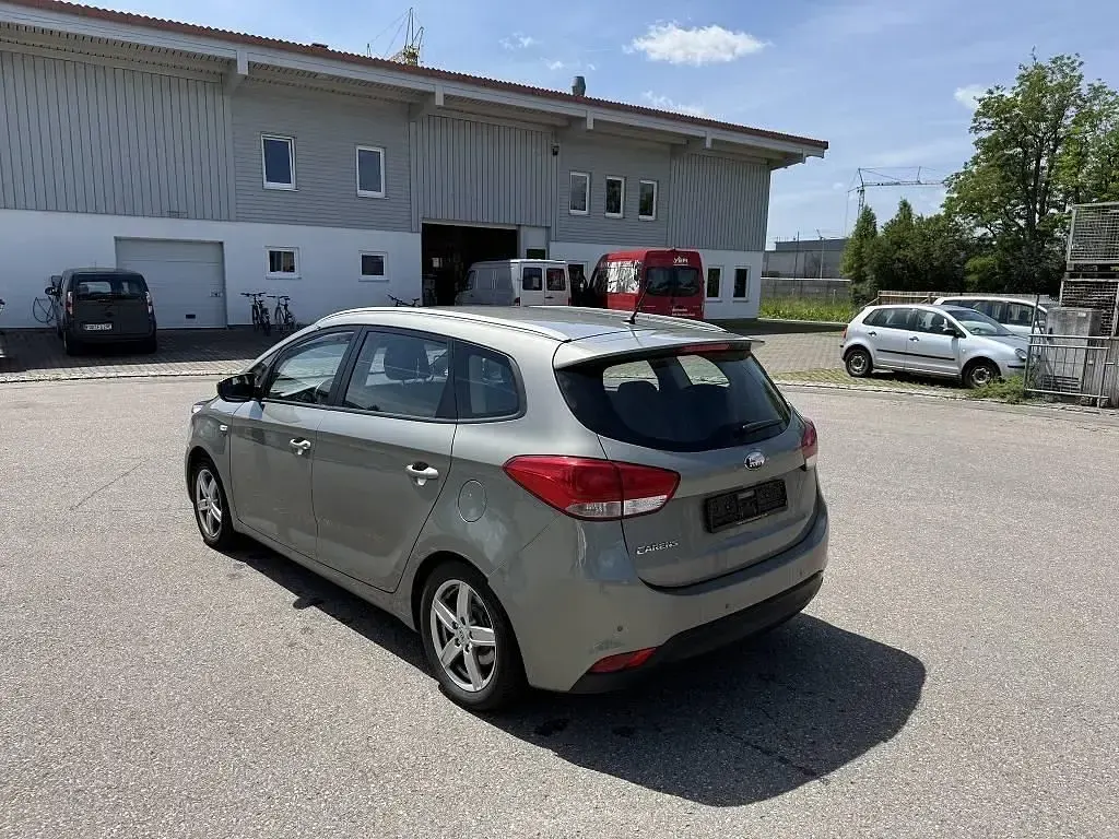 Gebraucht Kia Carens 135 PS (99 kW) 2013 Silber Van / Kleinbus