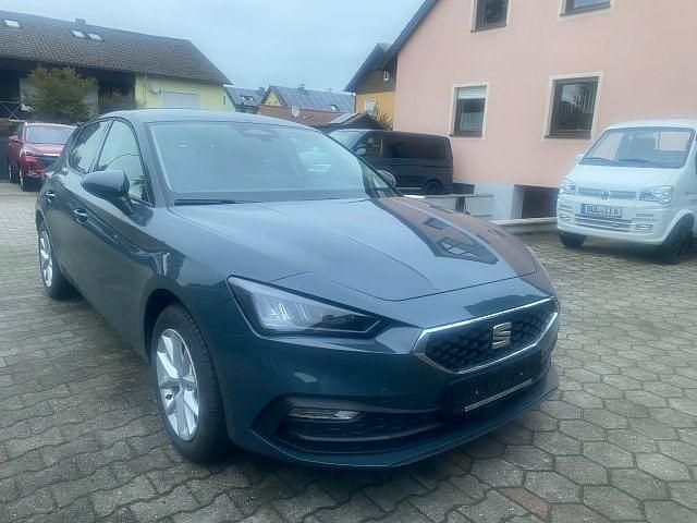 Blau Gebraucht 2025 Seat Leon Style Limousine | 25.990 € (Fairer Preis) - Bild 1/4