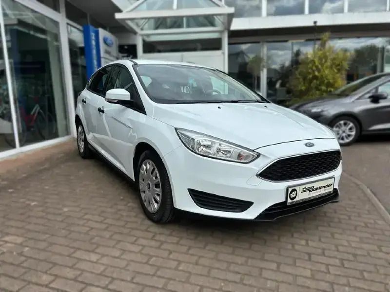 Gebraucht Ford Focus Ambiente 101 PS (74 kW) 2016 Weiß Limousine