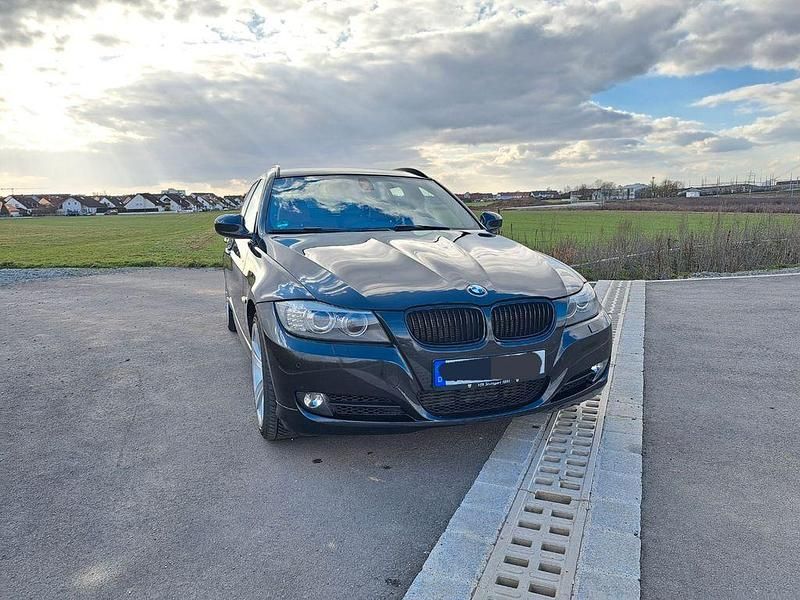 Gebraucht BMW 320 184 PS (135 kW) 2011 Schwarz Kombi