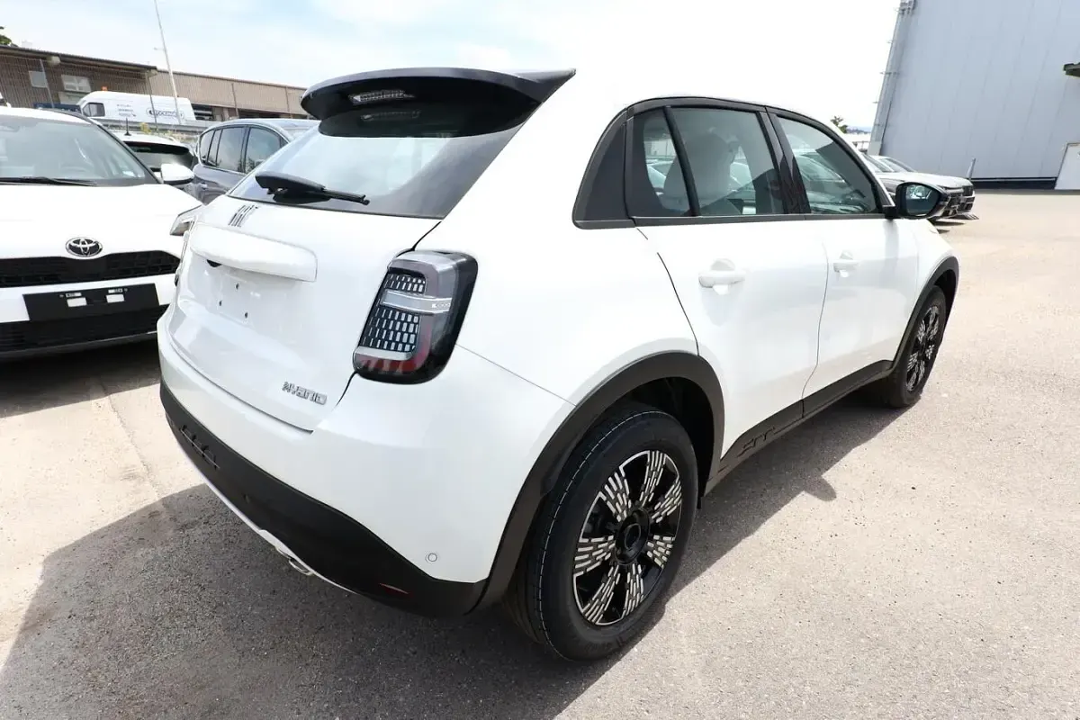 Neu Fiat 600 Icon 136 PS (100 kW) 2026 Gelato weiß SUV
