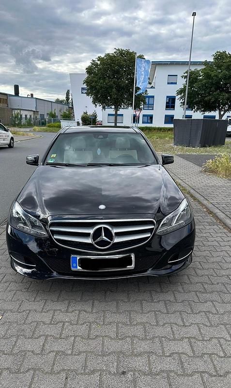 Schwarz Gebraucht 2013 Mercedes E300 Limousine | 15.500 € (Teuer) - Bild 1/4