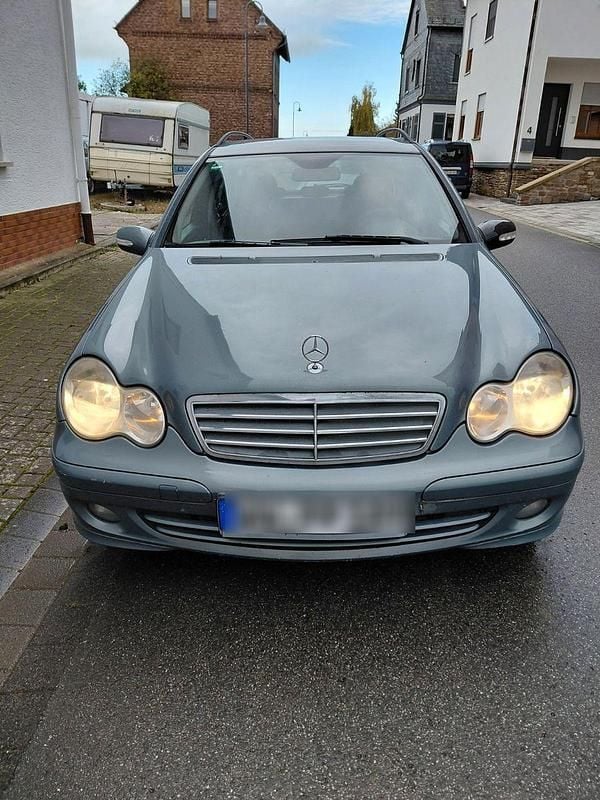 Blau Gebraucht 2007 Mercedes 220 Kombi | 1.900 € - Bild 1/4