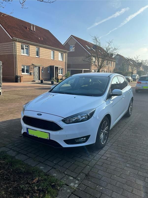 Weiß Gebraucht 2018 Ford Focus Limousine | 7.500 € (Superpreis) - Bild 1/4