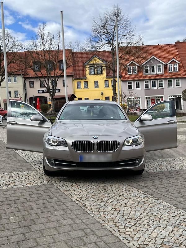 Gebraucht BMW 530 258 PS (189 kW) 2011 Silber Limousine