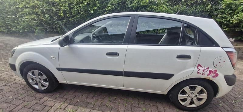 Gebraucht Kia Rio 97 PS (71 kW) 2009 Weiß Limousine