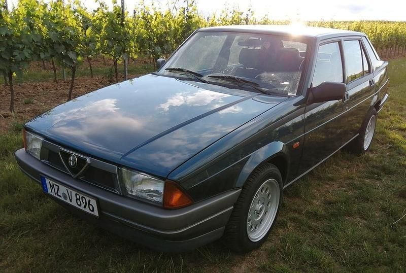 Blau Gebraucht 1991 Alfa Romeo 75 Limousine | 8.800 € - Bild 1/4